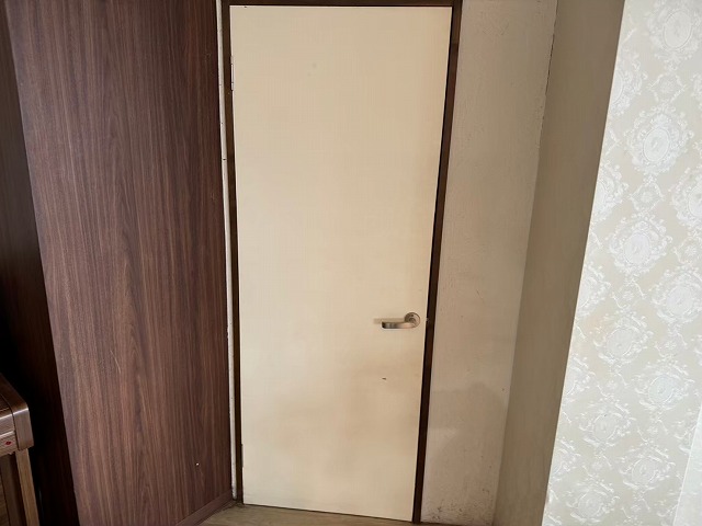 ドアのリフォーム前